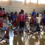 zawodnicy koszykówki na wózkach inwalidzkich