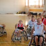 zawodnicy koszykówki na wózkach inwalidzkich
