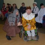 Uczestnicy balu dla osób z niepełnosprawnościami w Mosinie