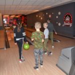 Uczestnicy powiatowych Mikołajek z bowlingiem z placówek opiekuńczo-wychowawczych oraz rodzin zastępczych