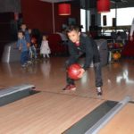 Uczestnicy powiatowych Mikołajek bowlingowych z placówek opiekuńczo-wychowawczych oraz rodzin zastępczych