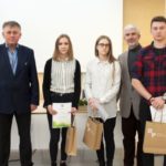 Uczestnicy konkursu Kochajmy nasze małe ojczyzny podczas wręczenia nagród w Starostwie Powiatowym w Poznaniu
