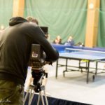 zdjęcie kamerzysty w tle zawodniczka tenisa stołowego podczas gry