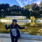 zdjęcie dziewczyny na tle fontanny i napisu Beverly Hills