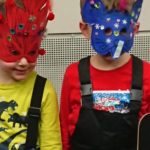 zdjęcie dwóch chłopców we własnoręcznie zrobionych maskach na twarzach
