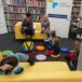 zdjęcie czytającej Pani i słuchających dzieci w bibliotece
