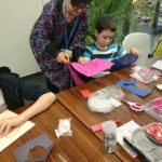 zdjęcie dzieci podczas warsztatów robienia masek karnawałowych z opiekunami