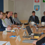 zdjęcie z posiedzenia Powiatowej Rady Działalności Pożytku Publicznego na zdjęciu członkowie Rady wraz ze Starostą Poznańskim