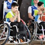 zdjęcie swójki dzieci zawodników koszykówki na wózkach inwalidzkich