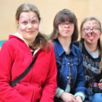 zdjęcie trzech dziewczyn z pomalowanymi twarzami