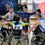 mecz koszykówki osób na wózkach inwalidzkich