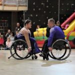 zdjęcie pary tancerzy na wózkach inwalidzkich
