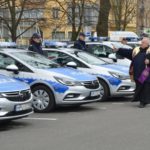 Uczestnicy uroczystego odbioru nowych aut policyjnych w Komendzie Miejskiej