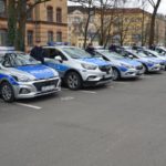 Uczestnicy uroczystego odbioru nowych aut policyjnych w Komendzie Miejskiej