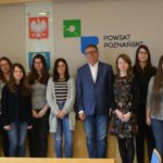 Studenci podczas spotkanias ze starostą poznańskim w Starostwie Powiatowym w Poznaniu