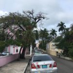 Ulica z zaparkowanym samochodem w Nassau