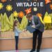 Mała dziewczynka odbierająca wyróżnienie w szkole w Dąbrówce