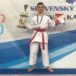 Karateka z medalem i pucharem po zawodach