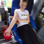 Dawczyni krwi w Bolechowie podczas oddawania krwi- akcja pod hasłem “Młoda krew ratuje życie – zostań dawcą szpiku”