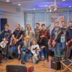 Uczestnicy warsztaów z gitarami podczas Ogólnopolskich Dni Artystycznych z Gitarą w Mosinie