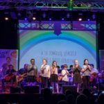 Uczestnicy na scenie podczas Ogólnopolskich Dni Artystycznych z Gitarą w Mosinie