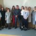 Zdjecie grupowe Wicestarosty Tomasz Łubińskiego, Dyrektor Moniki Lis-Nożyńskiej wraz z delegacja uczni i opiekunów z Rosji