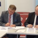 Tomasz Łubiński i Wojciech Jankowiak podpisują porozumienie PKM