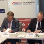 Tomasz Łubiński i Wojciech Jankowiak podpisują porozumienie PKM
