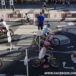 Dzieci w kaskach i na rowerach w miasteczku rowerowym jeżdżą zgodnie ze znakami