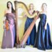 Zdjęcie trzech kobiet w sukniach balowych przy harfie, jedna z nich trzyma skrzypce