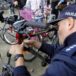 Znakowanie roweru przez policjanta