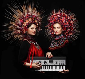 Plakat dwóch kobiet z instrumentem klawiszowym