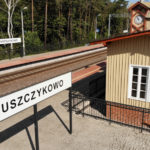 Uczestnicy otwarcia dworca kolejowego w Puszczykowie po remoncie