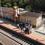 Uczestnicy otwarcia dworca kolejowego w Puszczykowie po remoncie