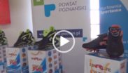 Kadr filmu przekazania obuwia sportowego klubom sportowym powiatu poznańskiego