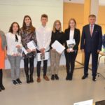 Uczestnicy uroczystości wręczenia nagród i stypendiów dla najzdolniejszych uczniów szkół prowadzonych przez powiat poznański