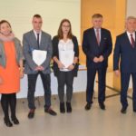 Uczestnicy uroczystości wręczenia nagród i stypendiów dla najzdolniejszych uczniów szkół prowadzonych przez powiat poznański