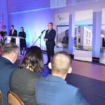 uroczystość otwarcia szkoły w Murowanej Goślinie po rozbudowie - przy mikrofonie starosta poznański Jan Grabkowski