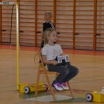 dziewczynka pilnująca punktacji podczas meczu badmintona