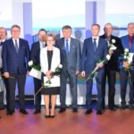 Uroczystość otwarcia szkoły w Murowanej Goślinie po rozbudowie - na scenie starosta, wicestarosta oraz osoby z dyplomami i różami