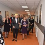 goście uroczystego otwarcia szkoły w Murowanej Goślinie oglądający sale dydaktyczne