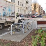 zdjęcie ulicy Jackowskiego po remoncie, na pierwszym planie stojaki rowerowe
