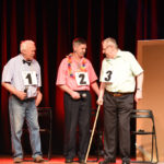 trójka seniorów występująca na scenie