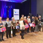 seniorzy odbierający nagrody podczas Andrzejek