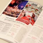 magazyn na stole z otwartym artykułem o świętach w Rosji