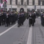 orkiestra maszerująca ulicą przy Placu Wolności w Poznaniu