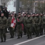 obchody 11 listopada - żołnierze w trakcie przemarszu ulicą przy Placu Wolności w Poznaniu