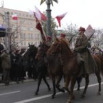 obchody 11 listopada - na pierwszym planie żołnierze na koniach