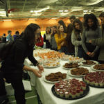 stół potraw, kolejka młodzieży przy stole, wszystko w ramach akcji Dieta Trening Motywacja
