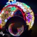 zdjęcie świątecznych światełek w kształcie bombki w perspektywie szklanej kuli